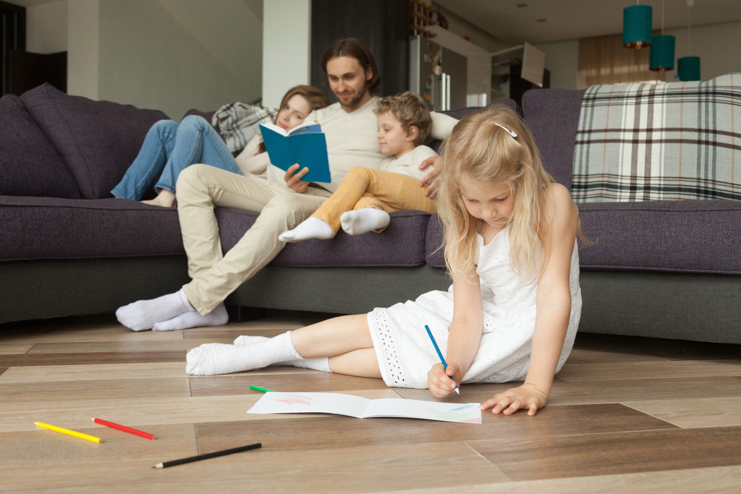 Gezin op een warme vloer in de woonkamer